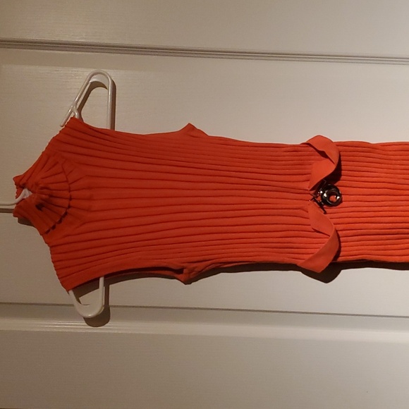 Tracy M size large orange turtleneck sleeveless top with a accent belt - Picture 2 of 4